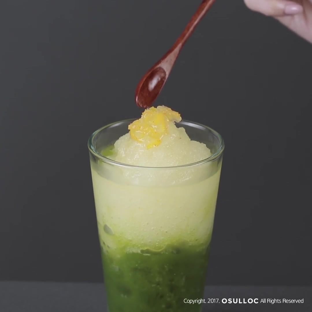 더운 여름, 오설록 티하우스가 추천하는 첫번째 메뉴. 상큼한 유자의 향과 깔끔한 녹차의 맛이 어우러진 '프레시 유자 그린티' :)